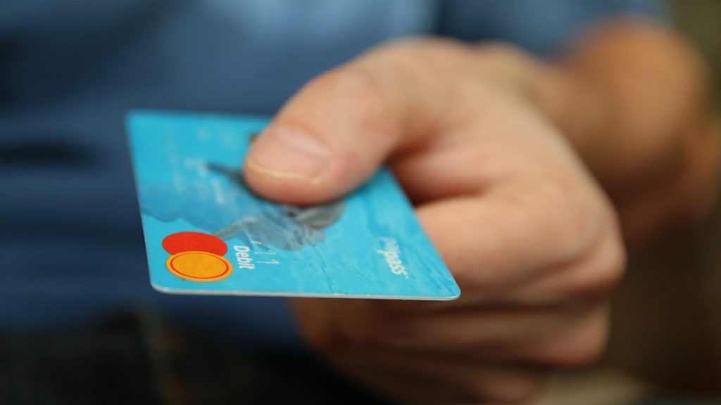 Les avantages d'une carte bancaire adaptée aux mineurs