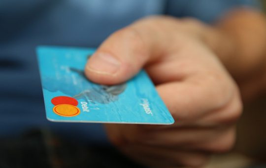 Les avantages d'une carte bancaire adaptée aux mineurs